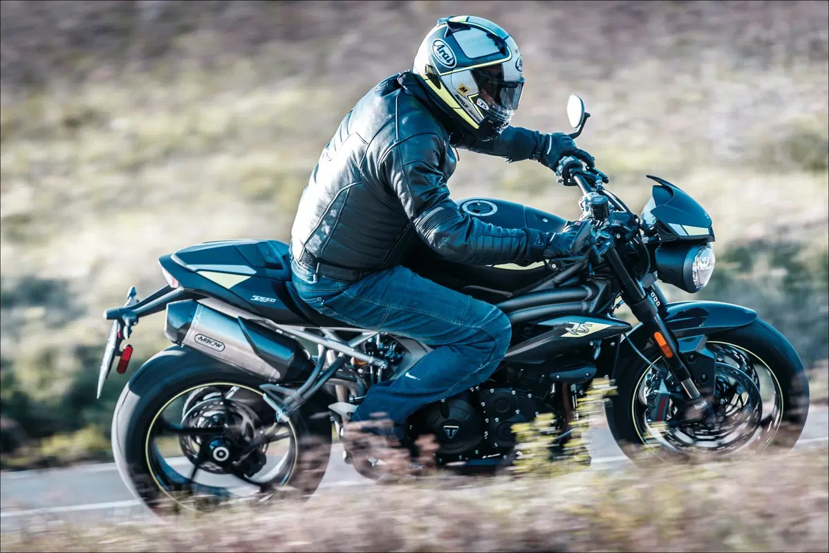Triumph Speed Triple e Street Triple. Tre, numero perfetto (12)