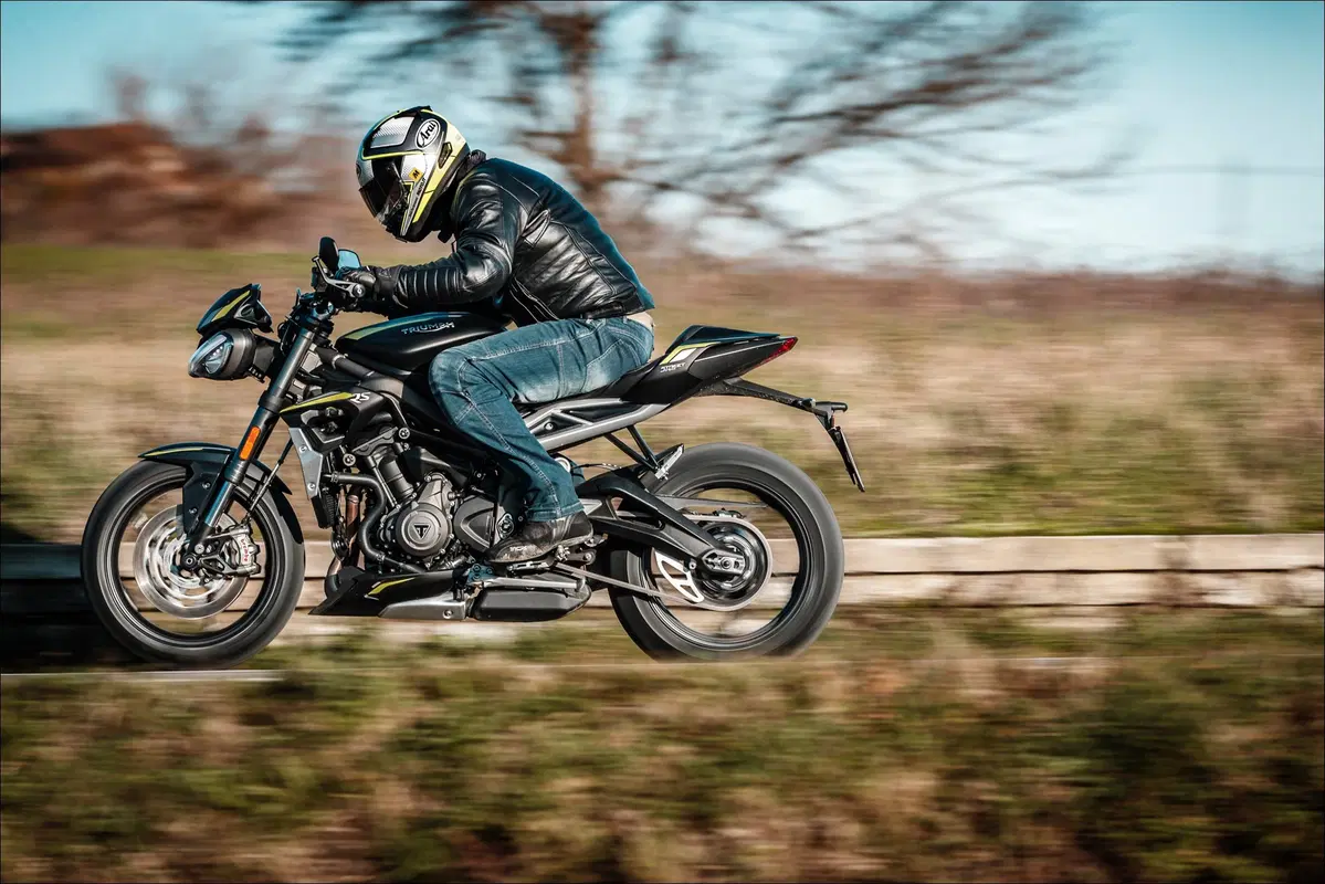 Triumph Speed Triple e Street Triple. Tre, numero perfetto (16)