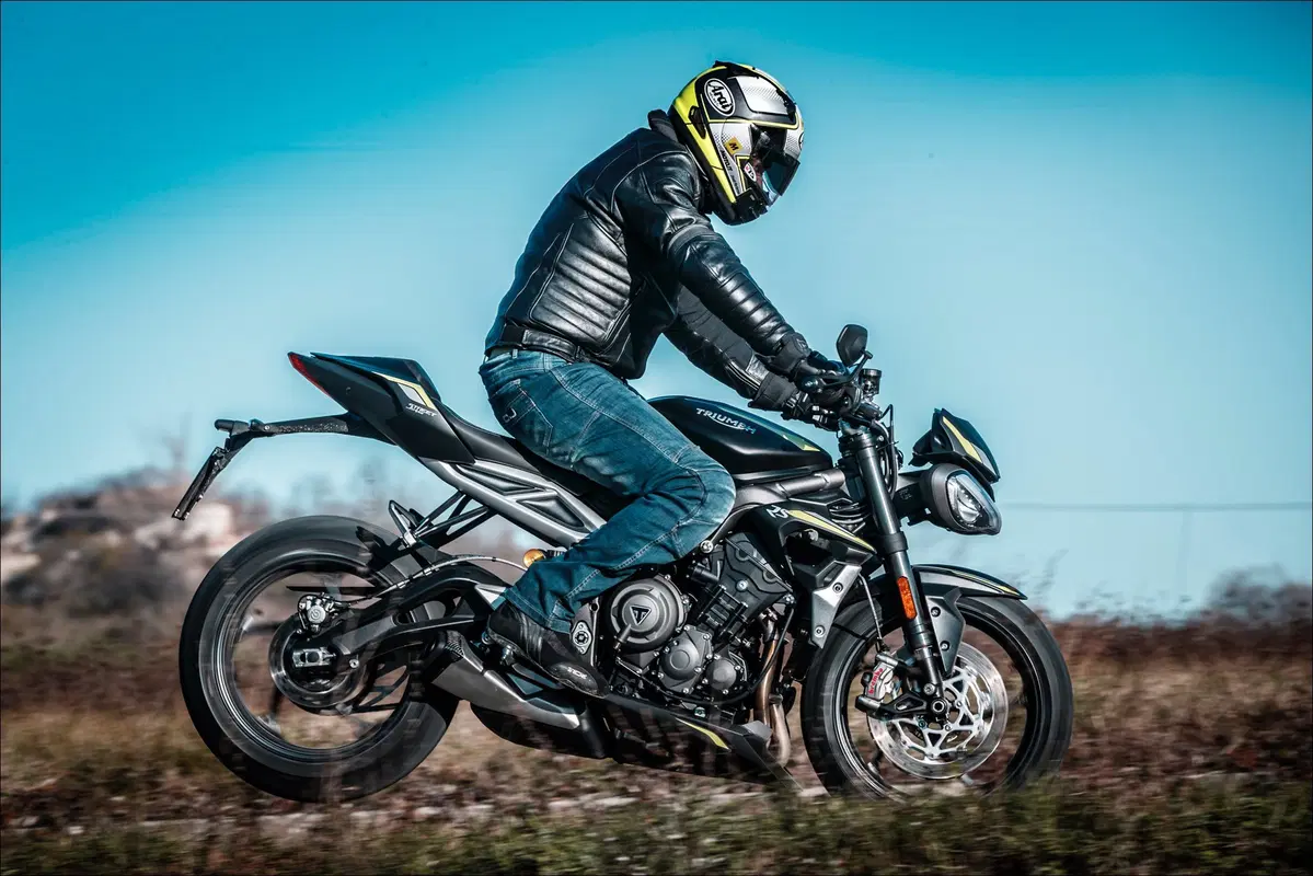 Triumph Speed Triple e Street Triple. Tre, numero perfetto (14)