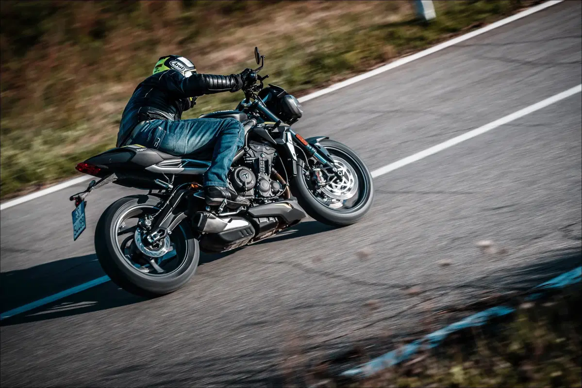 Triumph Speed Triple e Street Triple. Tre, numero perfetto (19)