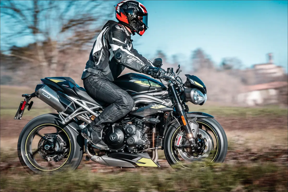 Triumph Speed Triple e Street Triple. Tre, numero perfetto (13)