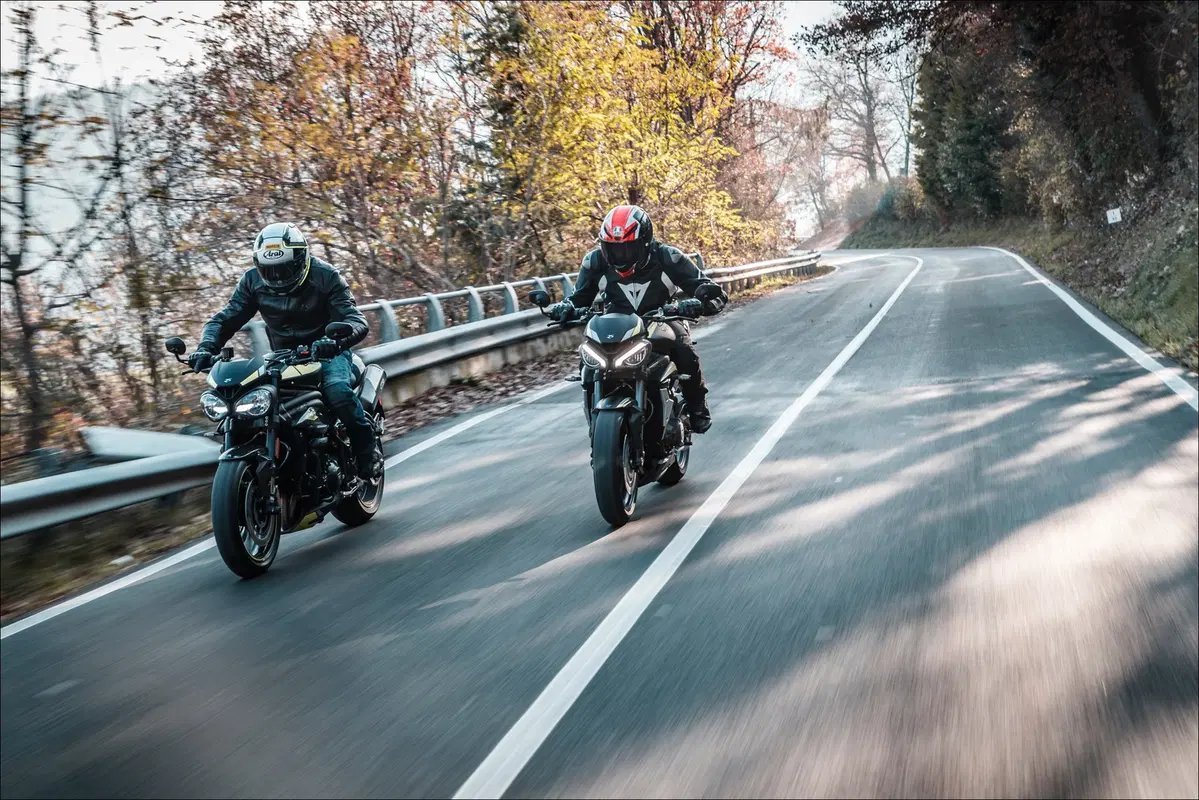 Triumph Speed Triple e Street Triple. Tre, numero perfetto (17)