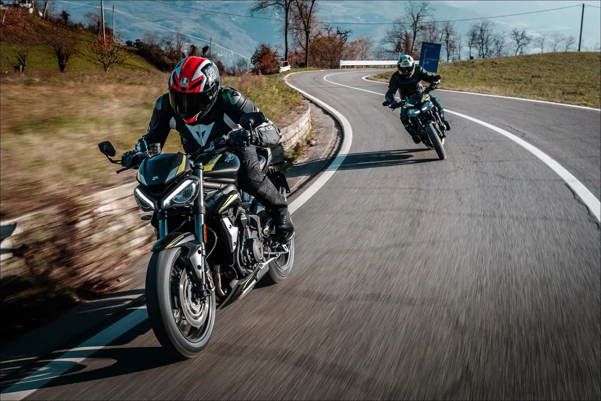 Triumph Speed Triple e Street Triple. Tre, numero perfetto (21)
