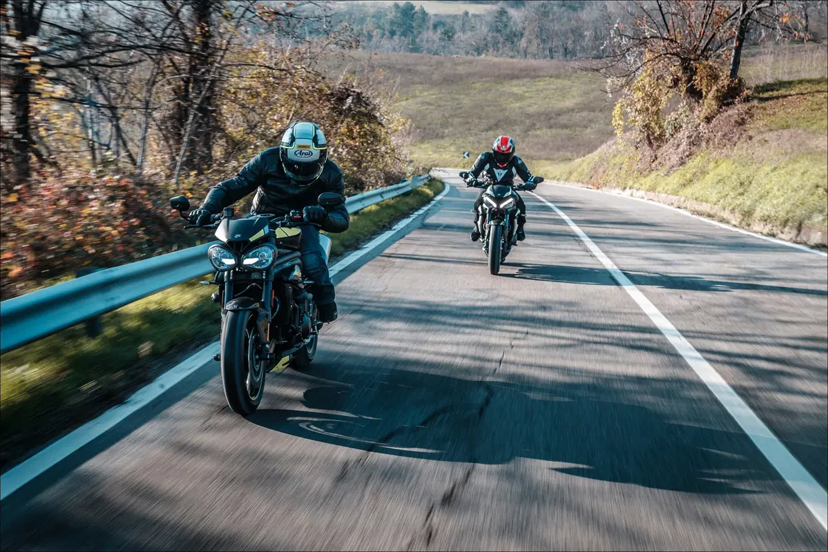 Triumph Speed Triple e Street Triple. Tre, numero perfetto (18)