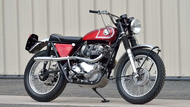 Norton P11: la desert racer pi&ugrave; vittoriosa degli anni '60 all'asta