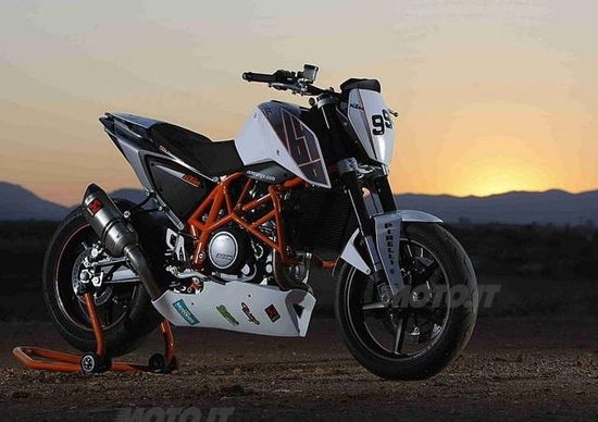 La KTM Duke 690 è pronta per scendere in pista nel suo Trofeo