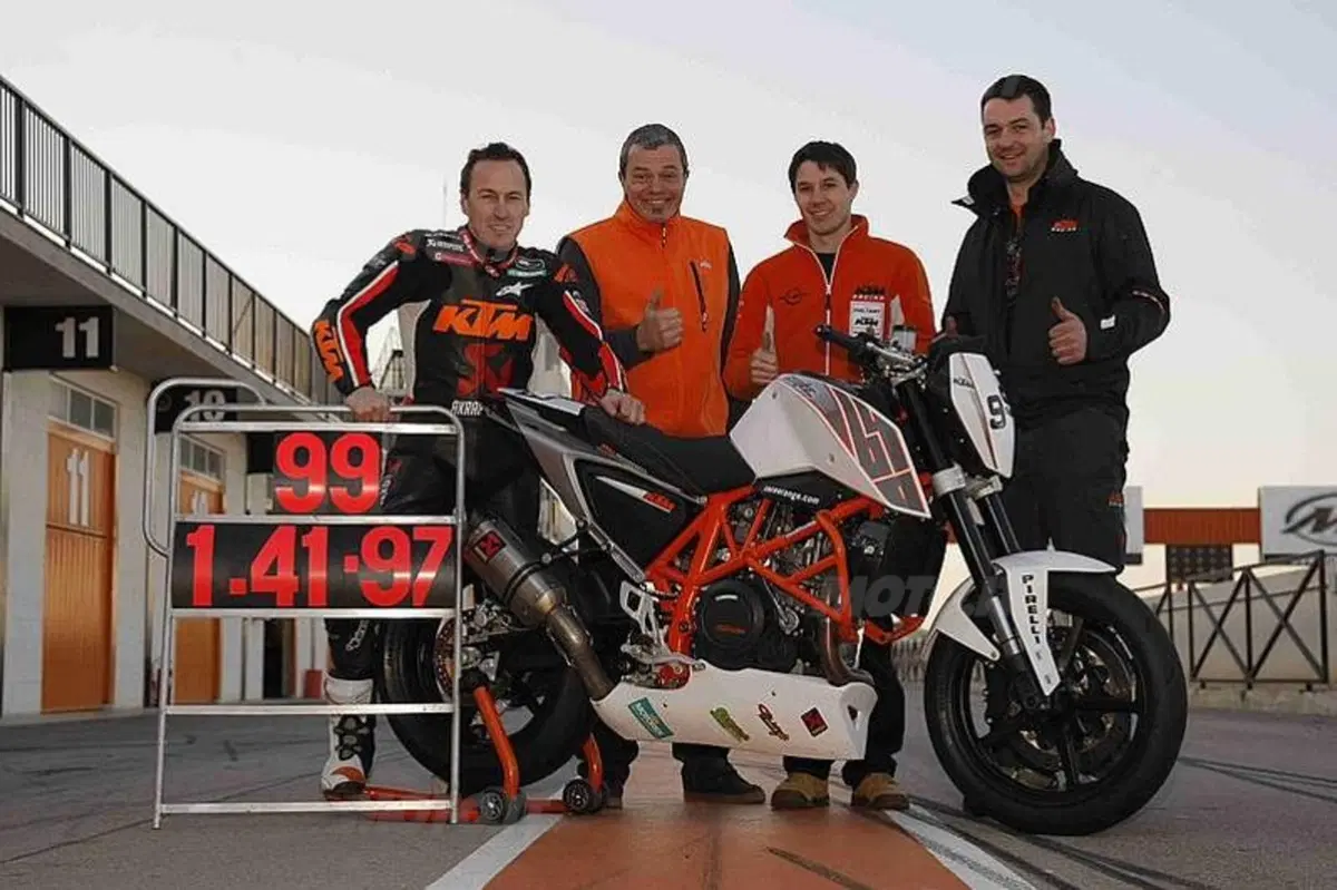 La KTM Duke 690 è pronta per scendere in pista nel suo Trofeo (3)
