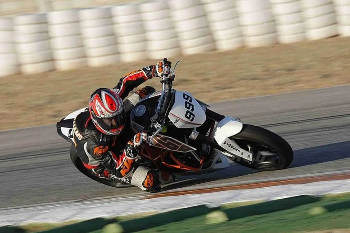 La KTM Duke 690 è pronta per scendere in pista nel suo Trofeo (4)
