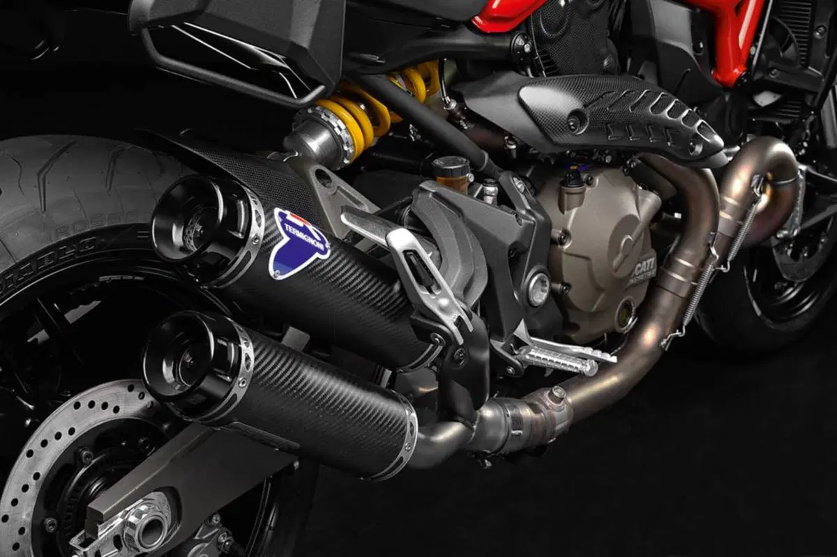 SILENZIATORI RACING IN CARBONIO M821 Ducati (2)