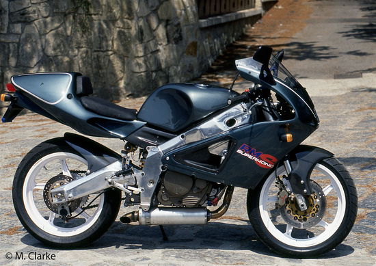 Il Supermono Rumi aveva una splendida estetica e una finitura impeccabile. Il motore Honda Dominator aveva subito profonde modifiche, che avevano consentito di ottenere una potenza più che doppia rispetto a quella originale