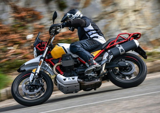 Moto Guzzi V85TT: richiamo per trafilaggio olio cardano