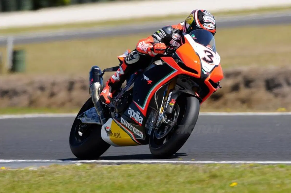 Checa ancora in testa a Phillip Island