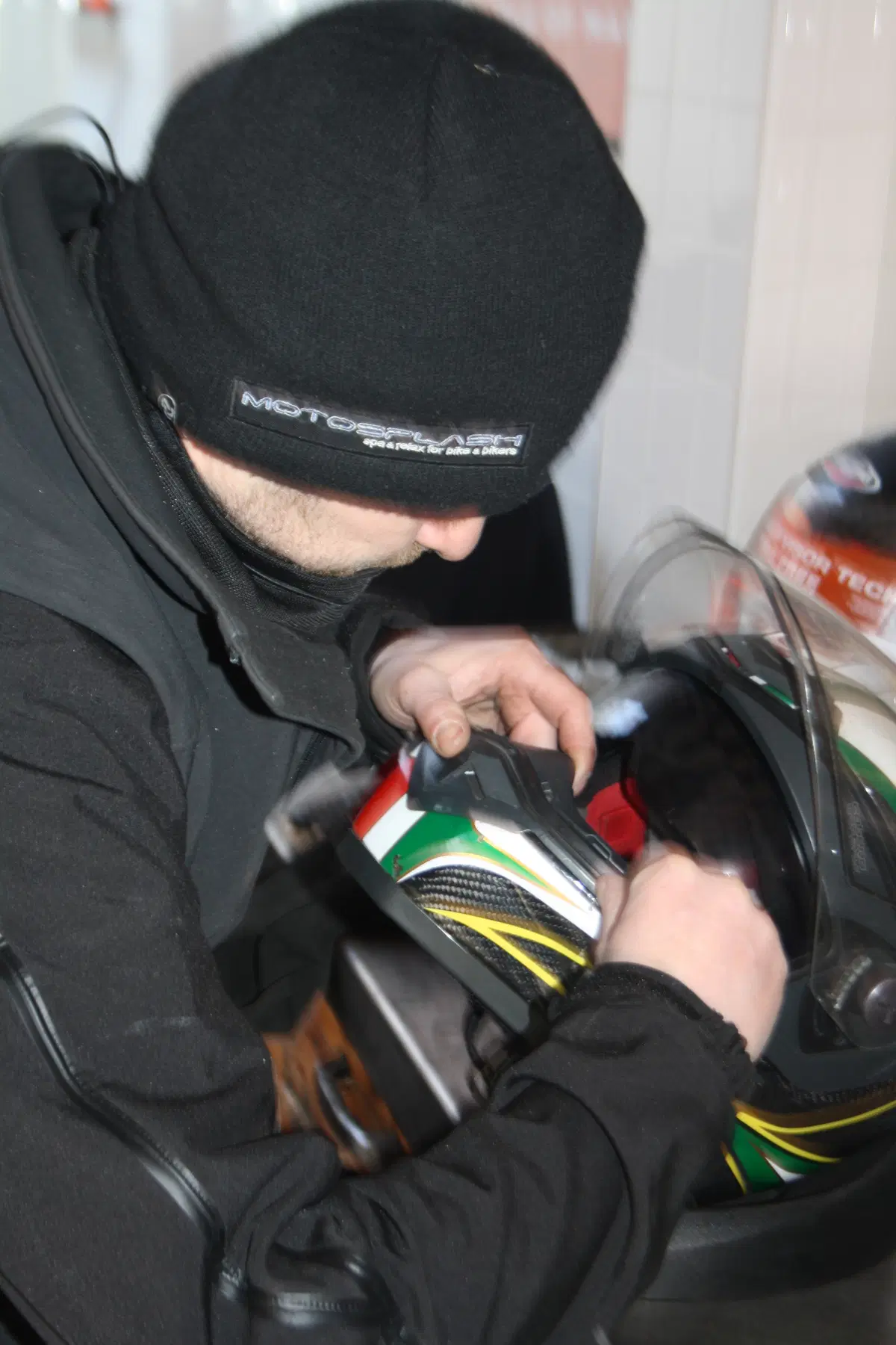 Pulizia del casco: Motosplash ti lava la testa! (3)