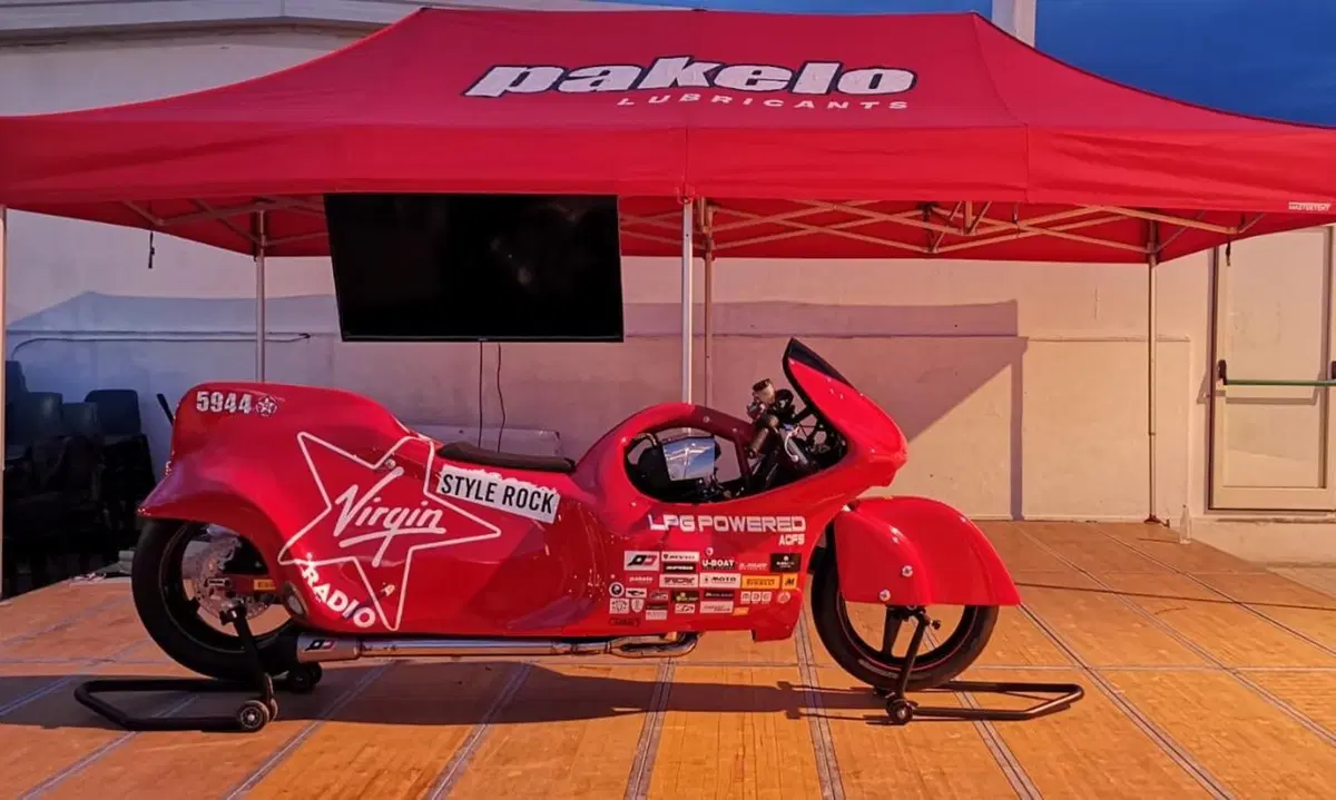 Christine, la moto (a GPL) di Dino Romano per il nuovo record a Bonneville