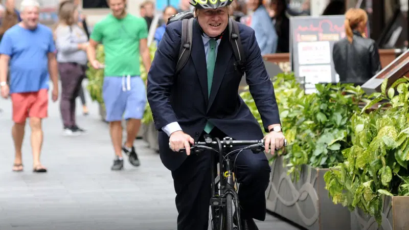 Bannato dall'uso della bici, Boris Johnson riceve in regalo una moto