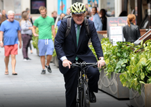 Bannato dall'uso della bici, Boris Johnson riceve in regalo una moto