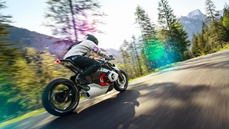 Schramm, BMW: "La nostra prima moto elettrica arriver&agrave; tra cinque anni"