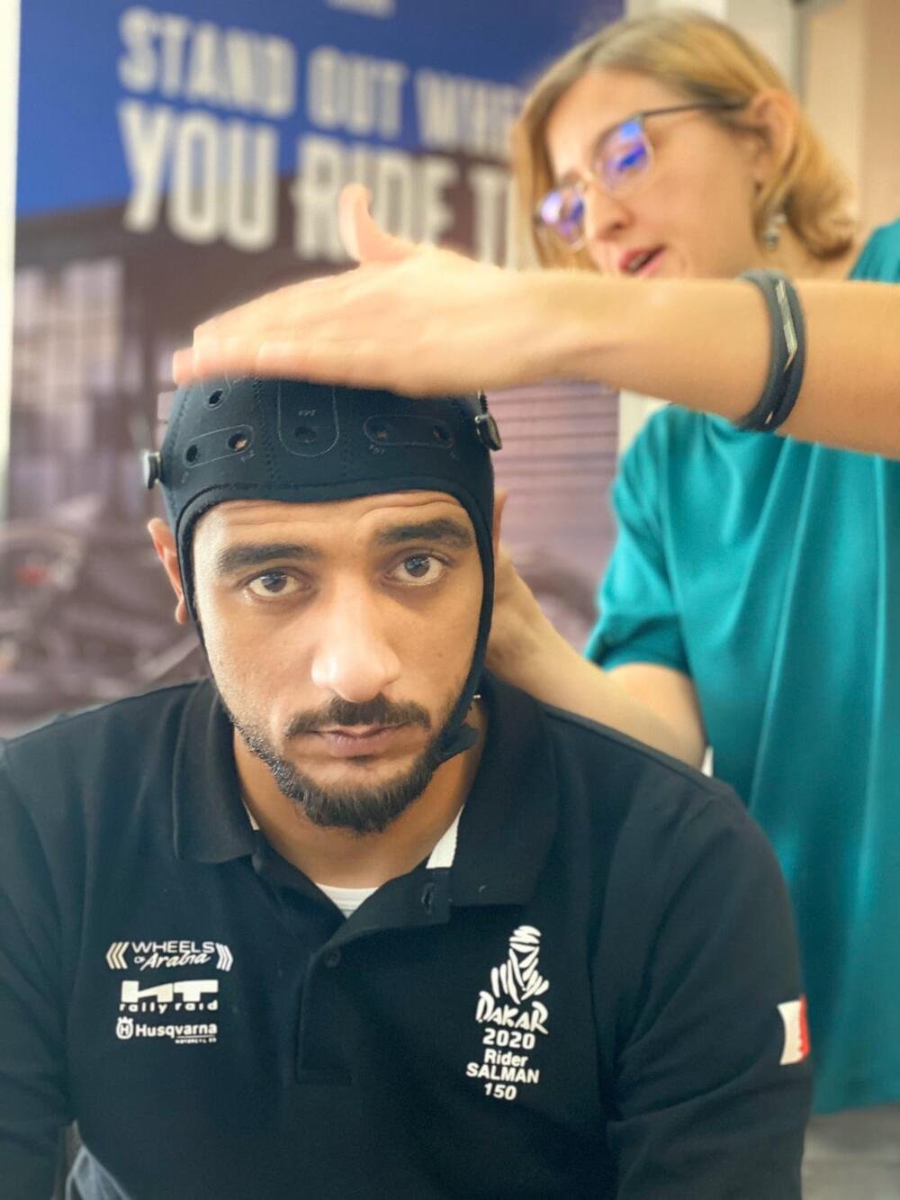 Mohamed Salman con lo speciale casco in testa