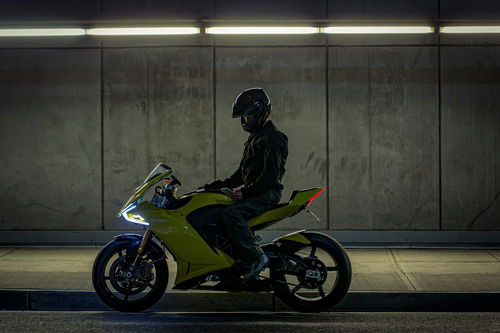 Damon presenta al CES 2020 la moto per i millenials, l'Hypersport Pro (4)