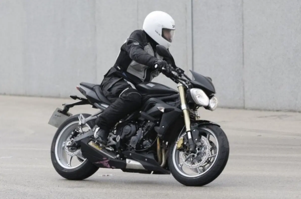 Triumph Street Triple 675 2013. Le prime foto (2)