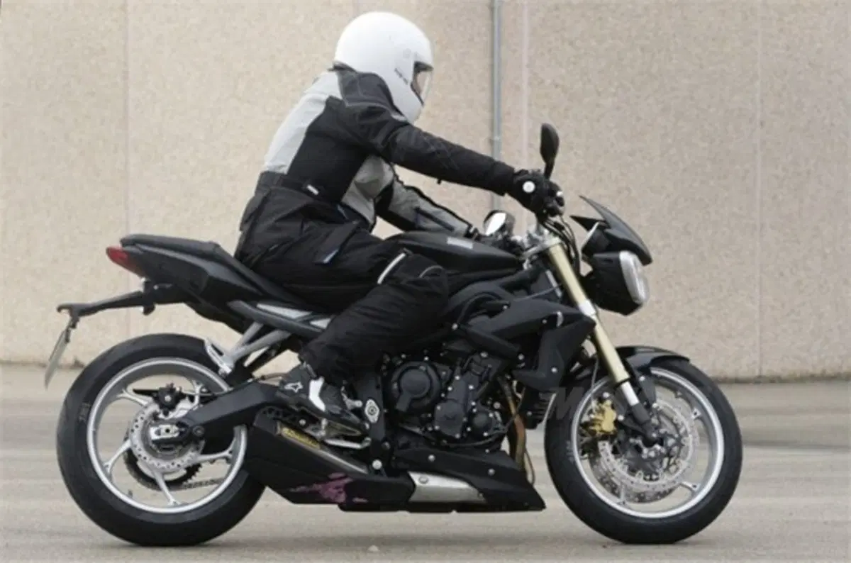 Triumph Street Triple 675 2013. Le prime foto (3)