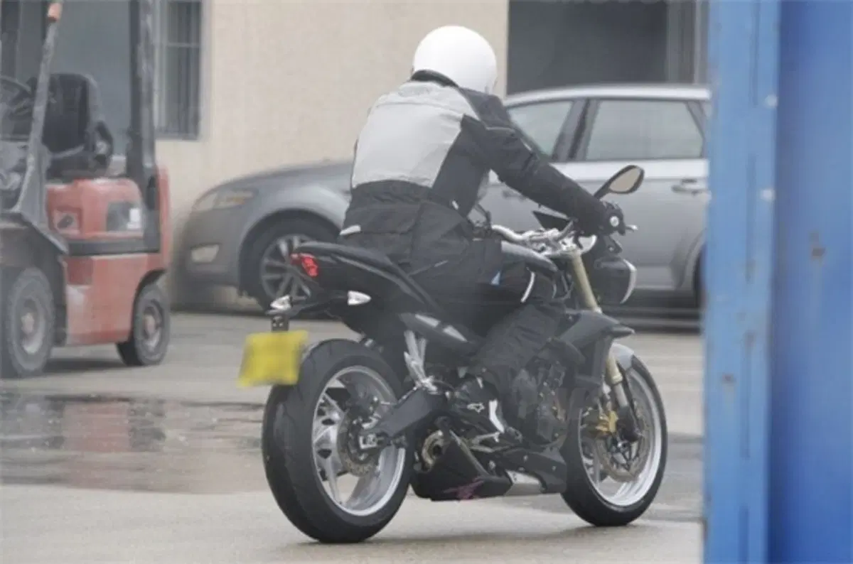 Triumph Street Triple 675 2013. Le prime foto (4)