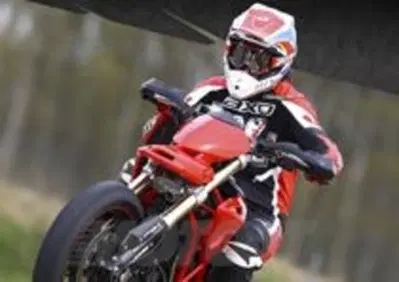 Il trofeo Ducati Hypermotard 796 con l'Italiano Supermoto