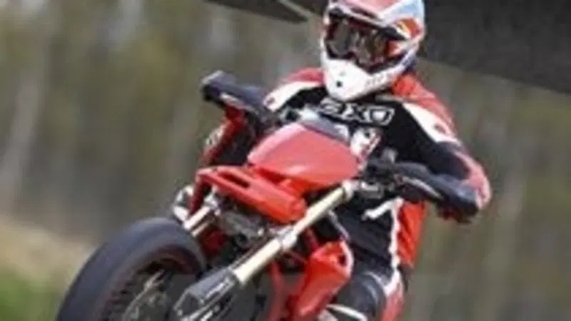 Il trofeo Ducati Hypermotard 796 con l'Italiano Supermoto