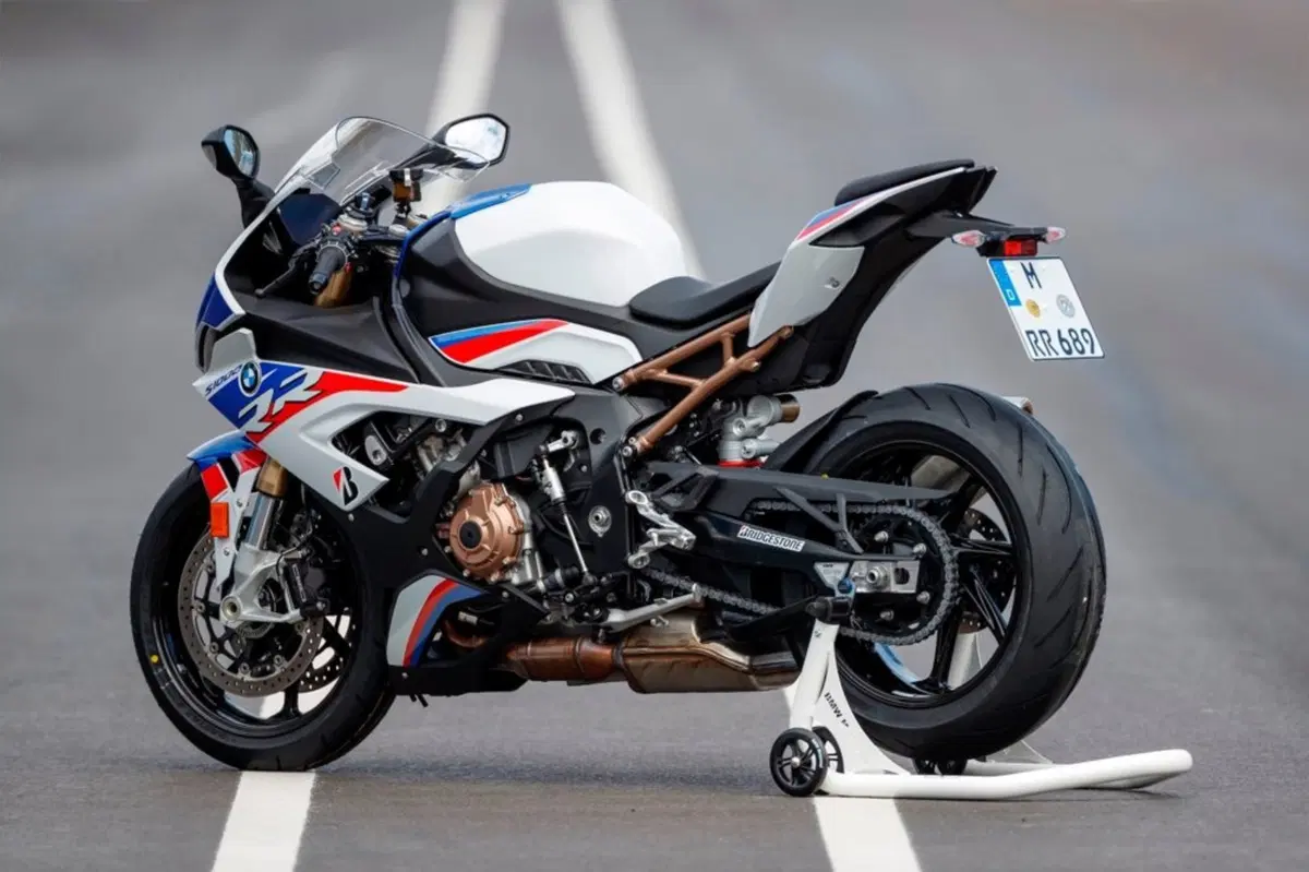 Cosa fa un motociclista che vince la Lotteria Italia 2020? Compra una pista... (15)