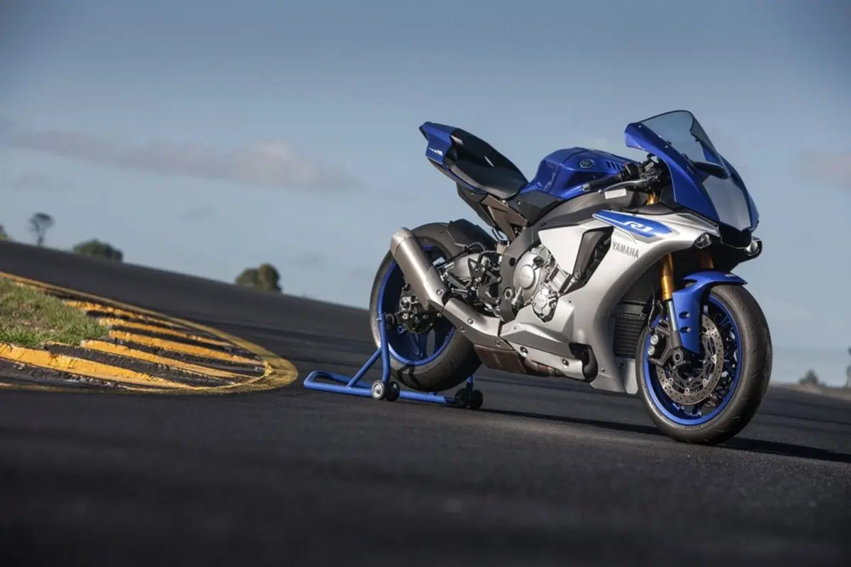 Cosa fa un motociclista che vince la Lotteria Italia 2020? Compra una pista... (16)