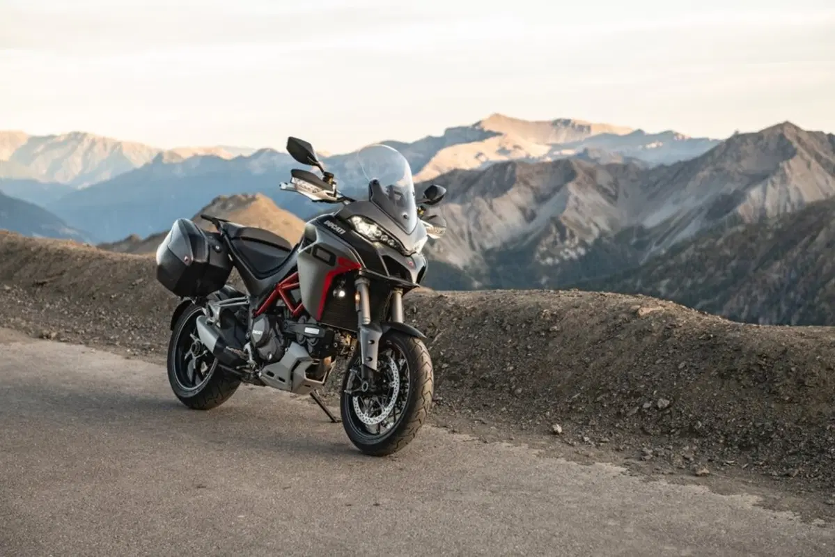 Cosa fa un motociclista che vince la Lotteria Italia 2020? Compra una pista... (19)