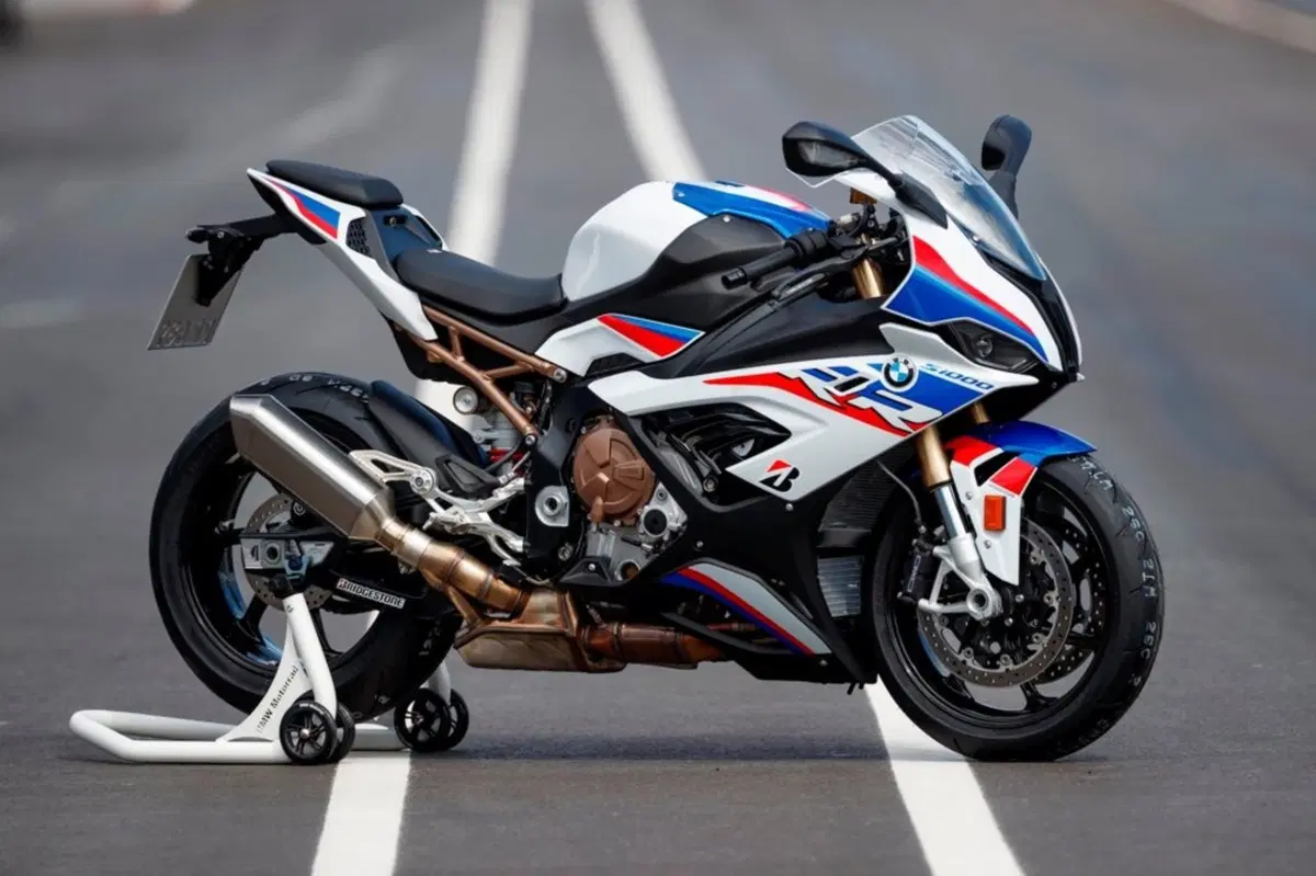 Cosa fa un motociclista che vince la Lotteria Italia 2020? Compra una pista... (14)