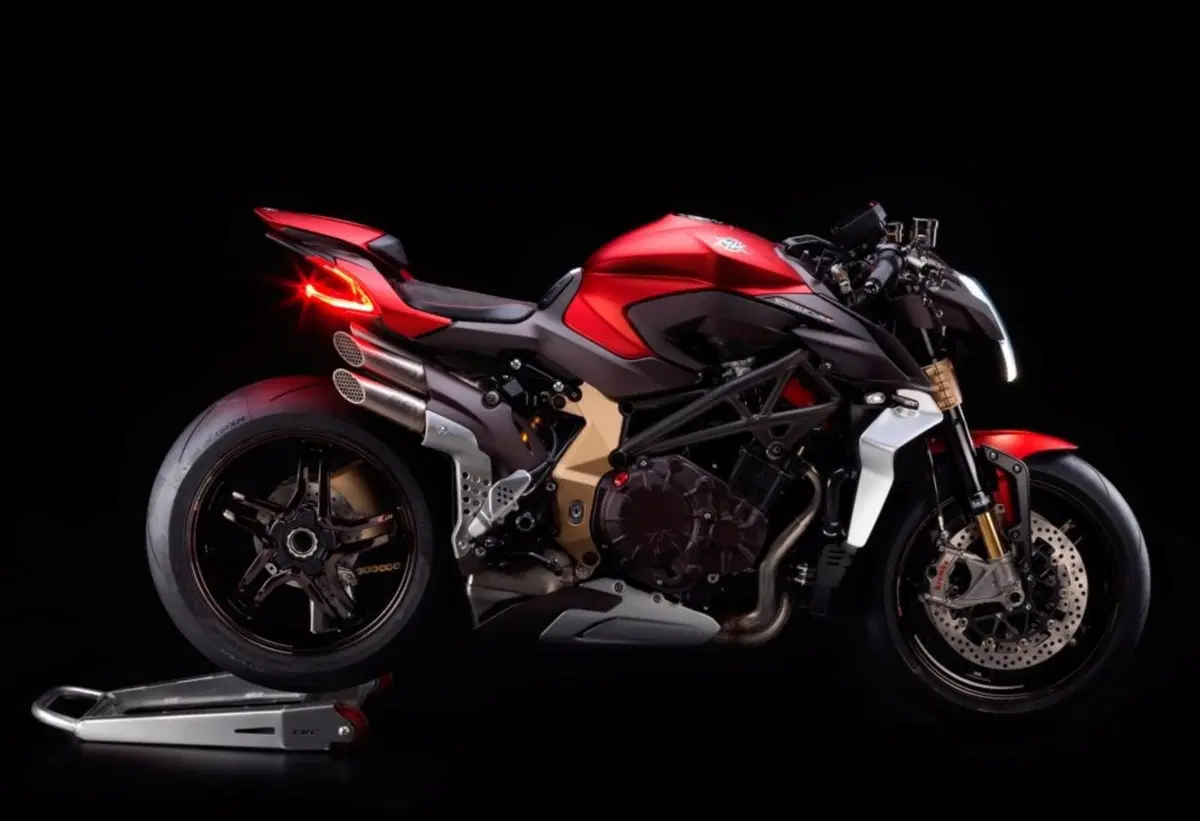 Cosa fa un motociclista che vince la Lotteria Italia 2020? Compra una pista... (21)