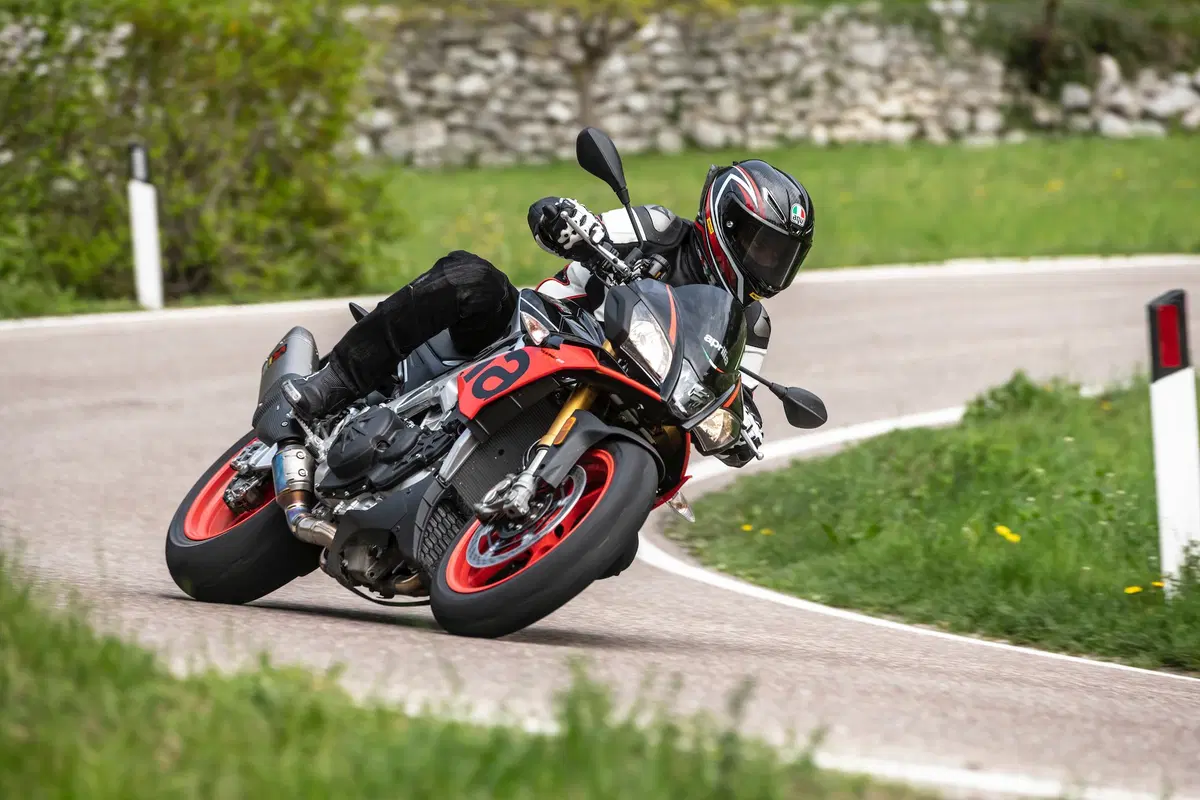 Aprilia Tuono V4 1100 Factory 2019. Naked o supersportiva?