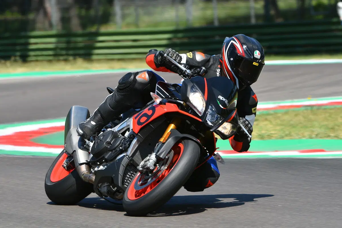 Aprilia Tuono V4 1100 Factory 2019. Naked o supersportiva? (2)