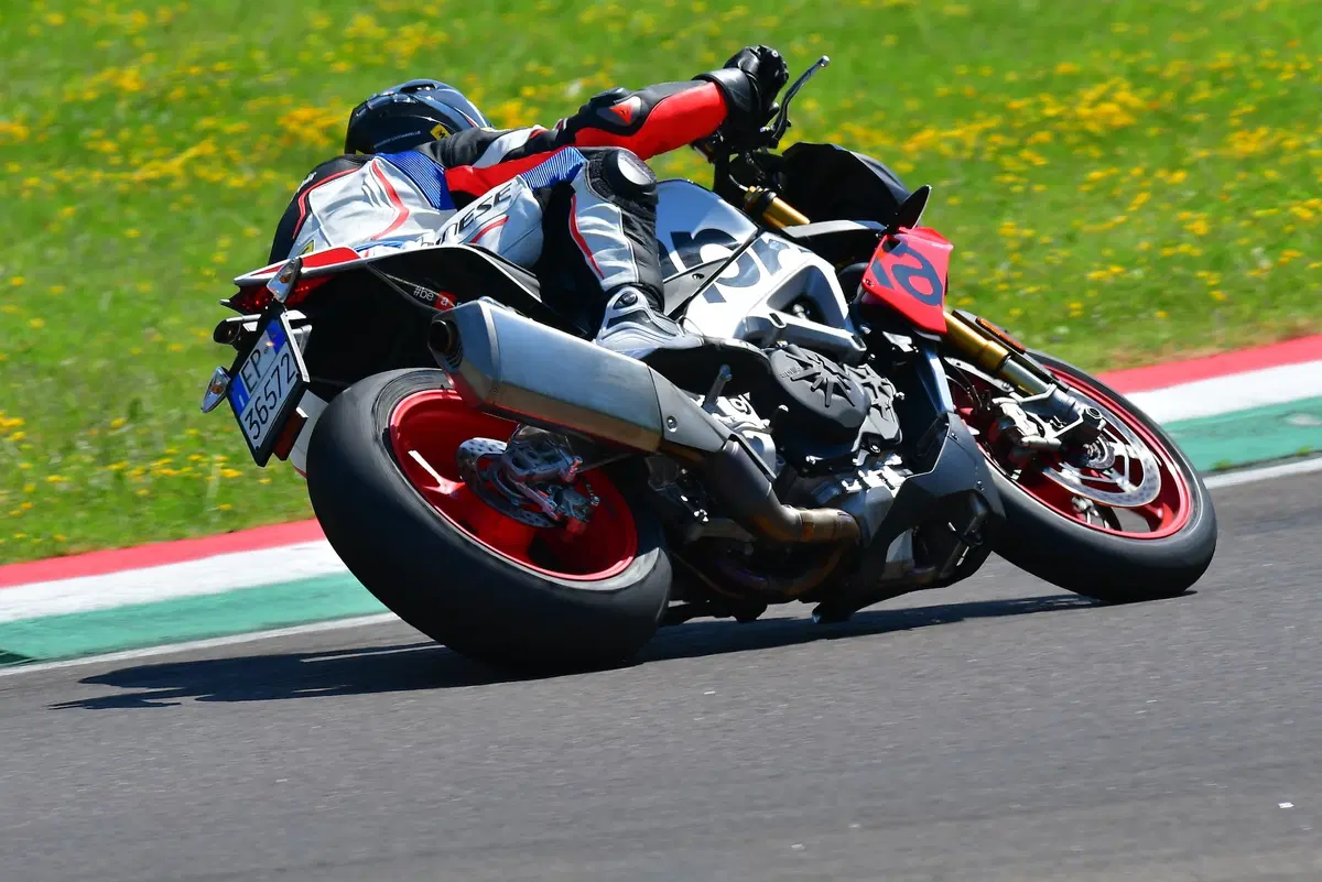 Aprilia Tuono V4 1100 Factory 2019. Naked o supersportiva? (3)