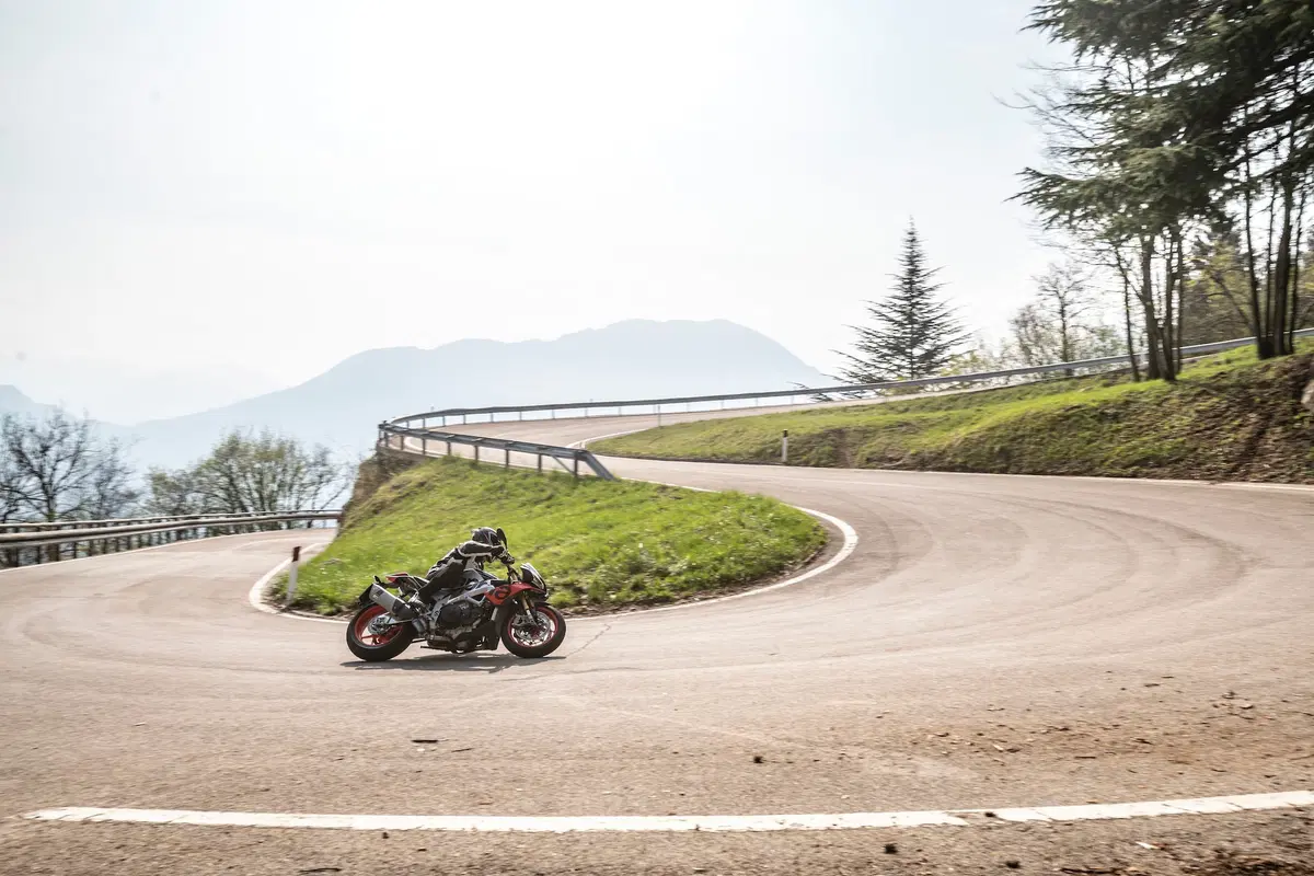 Aprilia Tuono V4 1100 Factory 2019. Naked o supersportiva? (4)