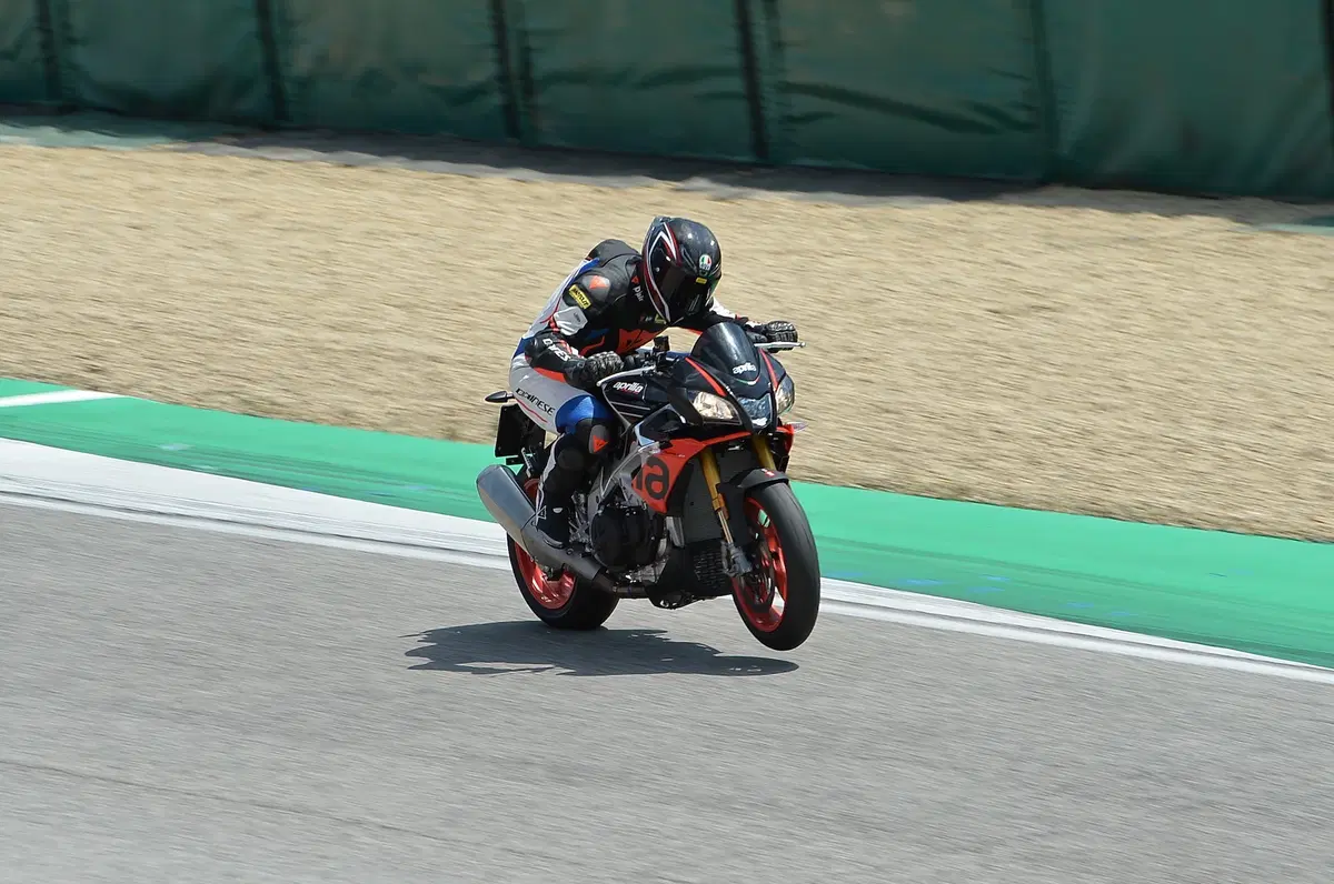Aprilia Tuono V4 1100 Factory 2019. Naked o supersportiva? (5)