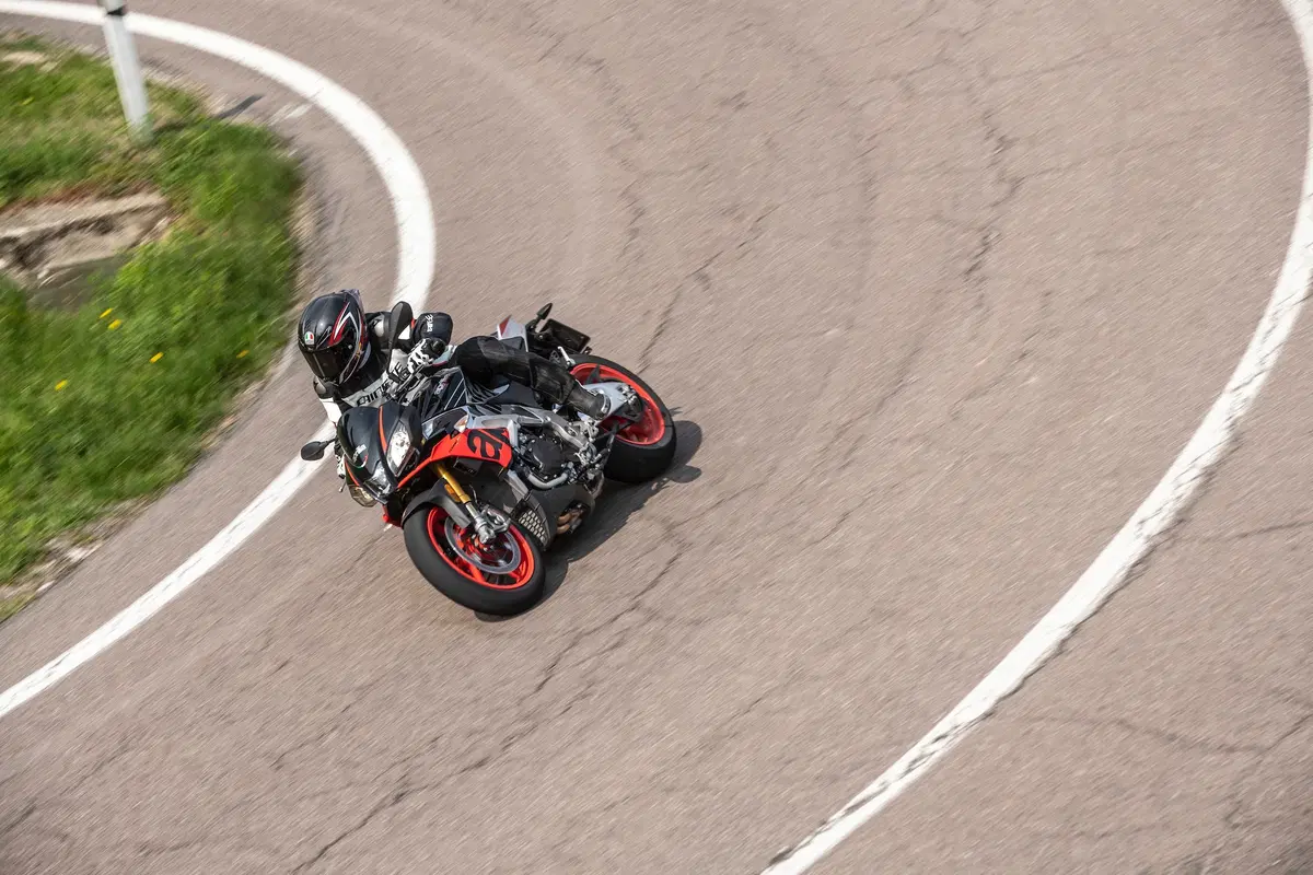 Aprilia Tuono V4 1100 Factory 2019. Naked o supersportiva? (6)