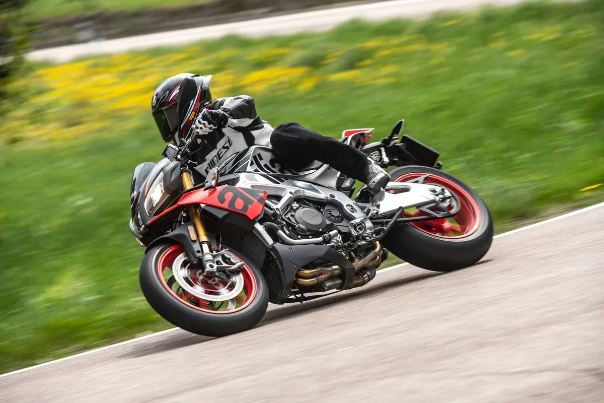 Aprilia Tuono V4 1100 Factory 2019. Naked o supersportiva? (7)