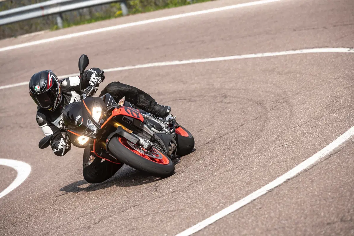 Aprilia Tuono V4 1100 Factory 2019. Naked o supersportiva? (8)