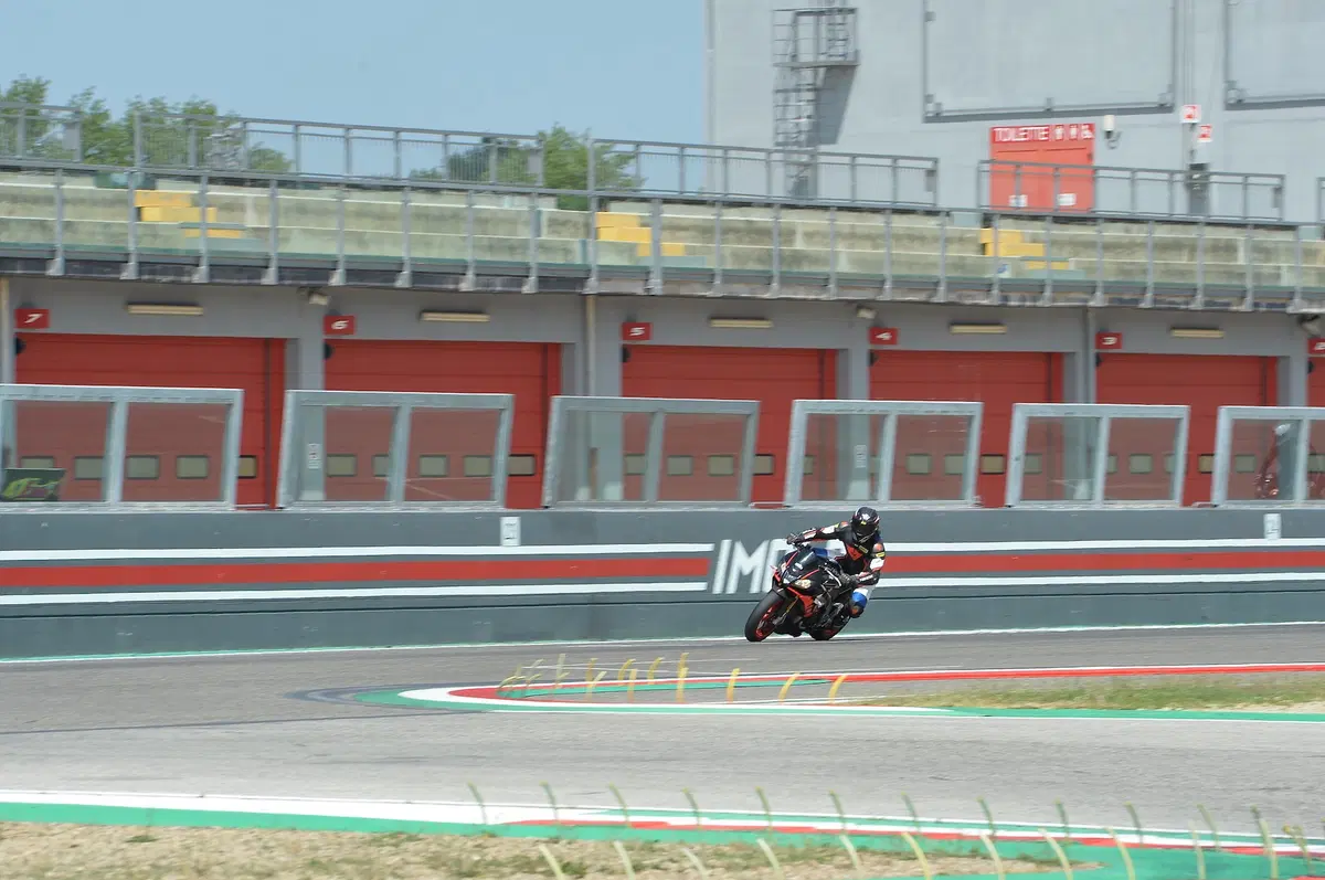 Aprilia Tuono V4 1100 Factory 2019. Naked o supersportiva? (9)