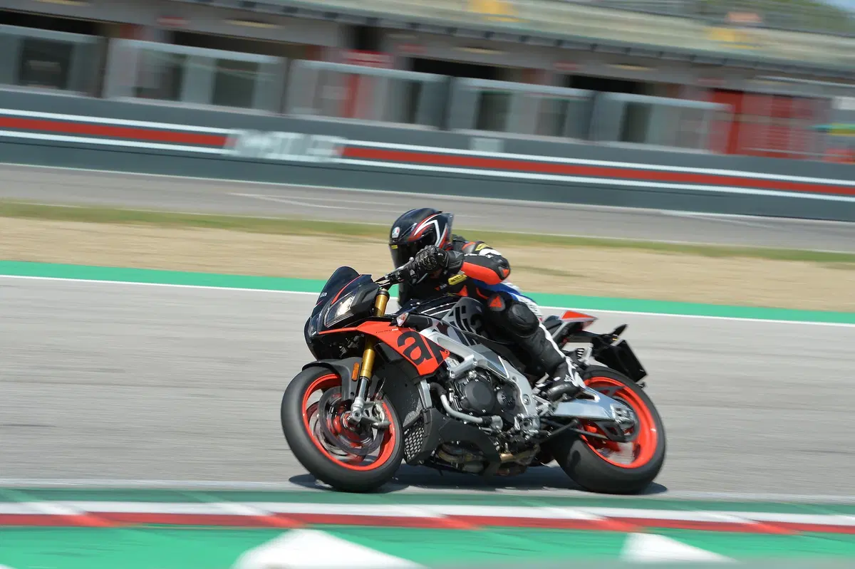 Aprilia Tuono V4 1100 Factory 2019. Naked o supersportiva? (11)