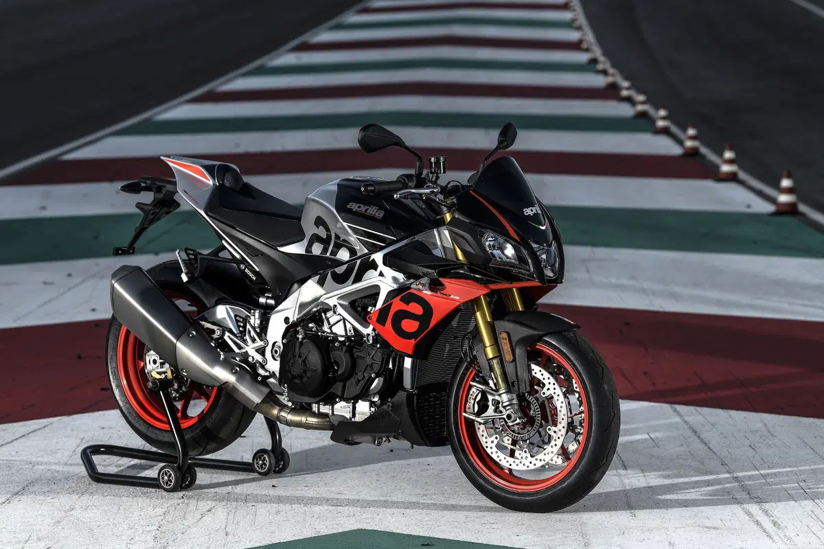 Aprilia Tuono V4 1100 Factory 2019. Naked o supersportiva? (16)