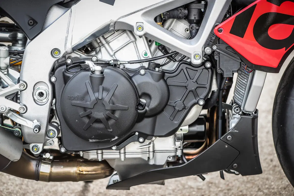 Aprilia Tuono V4 1100 Factory 2019. Naked o supersportiva? (24)