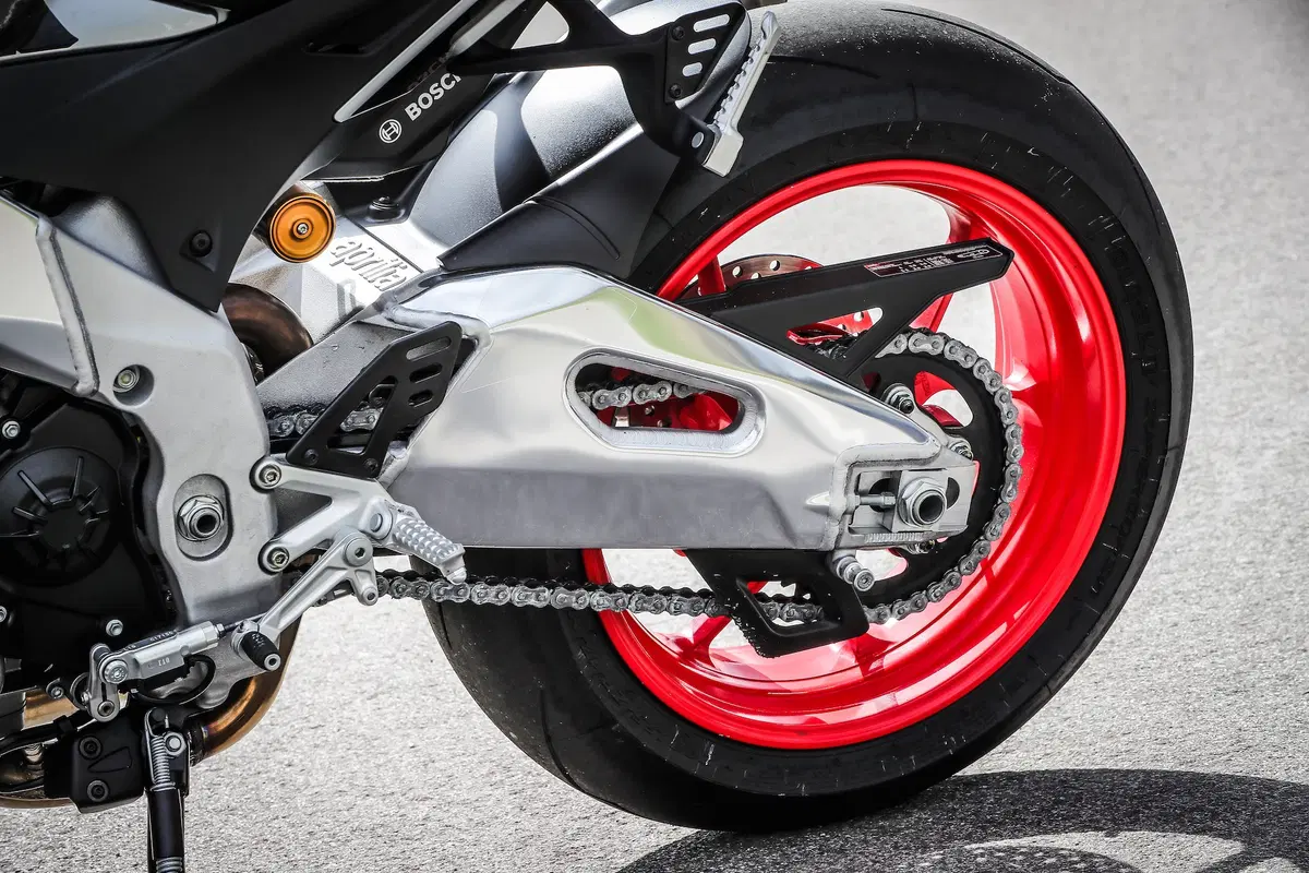 Aprilia Tuono V4 1100 Factory 2019. Naked o supersportiva? (25)