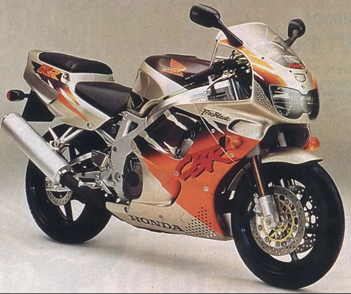 Le Strane di Moto.it: Honda CBR 900 Streetfighter