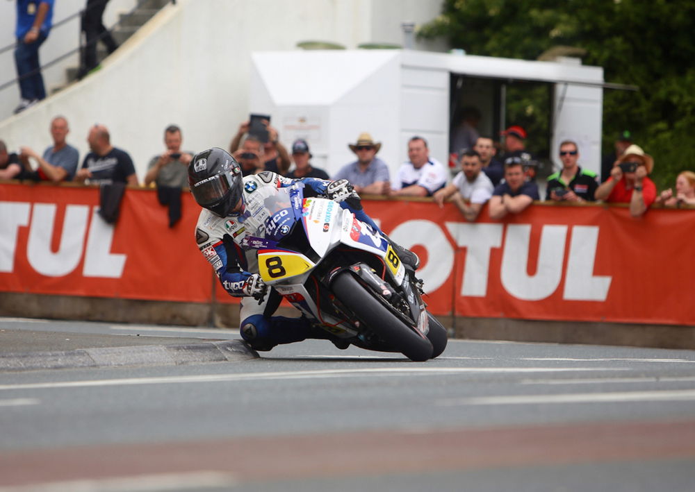 Guy Martin incollato al cordolo al Quarterbridge