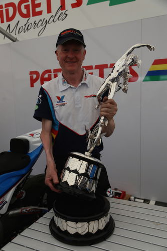 Clive Padgett, titolare dell'omonimo team, mostra orgoglioso la coppa conquistata da Bruce Anstey nella Superbike