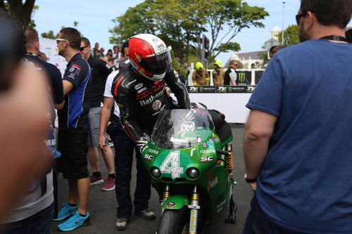 Michael Rutter scende dalla Paton che ha appena portato sul podio